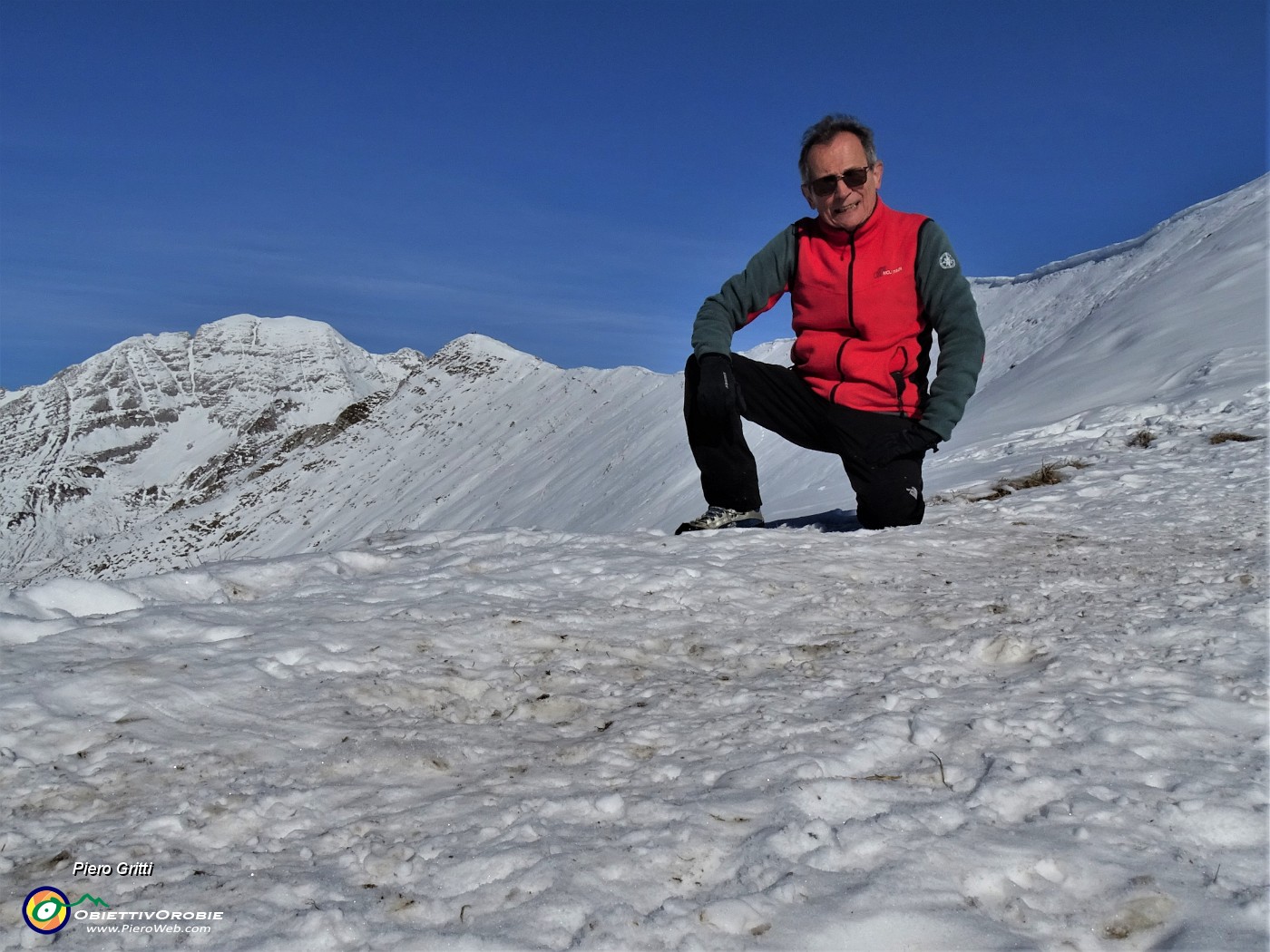 26 Bella vista sulla affilata cresta innevata per Cima Grem.JPG